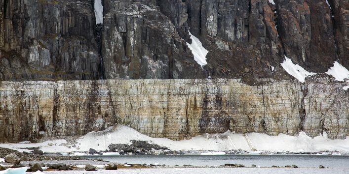 Scharfe Trennlinie zwischen zwei Gesteinsschichten auf Spitzbergen