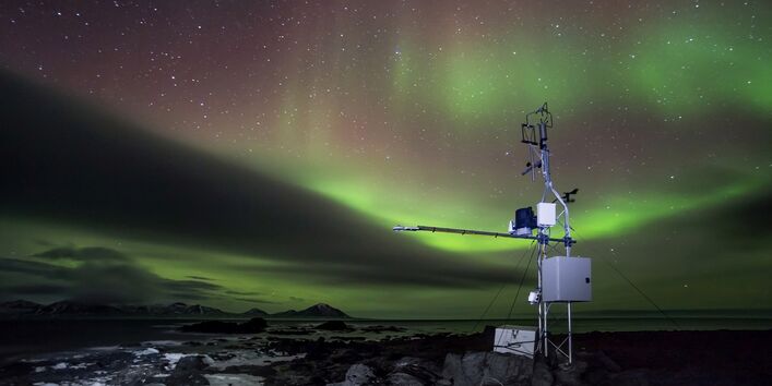 Abgelegene meteorologische Messstation mit Polarlichtern