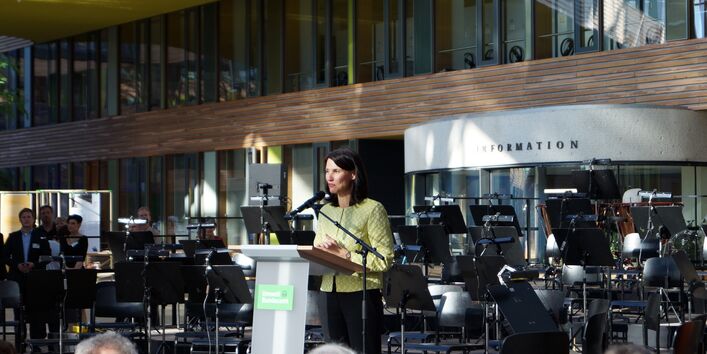 BMUB-Staatssekretärin Rita Schwarzelühr-Sutter auf der Bühne im Atrium des UBA in Dessau