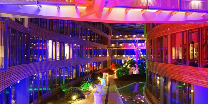 Bunt angeleuchtetes Atrium des UBA in Dessau