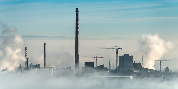 Grosse Industrieanlage eines Kraftwerks