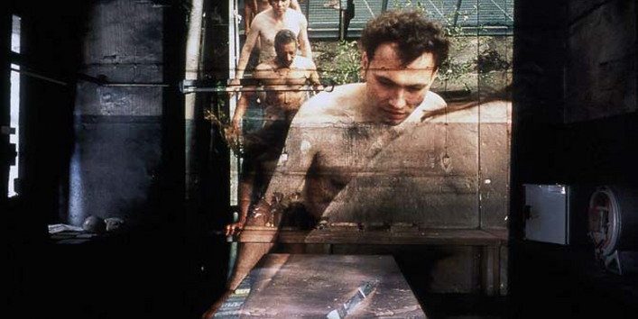 Fotografie-Collage: Nackte Menschen steigen eine Treppe hoch