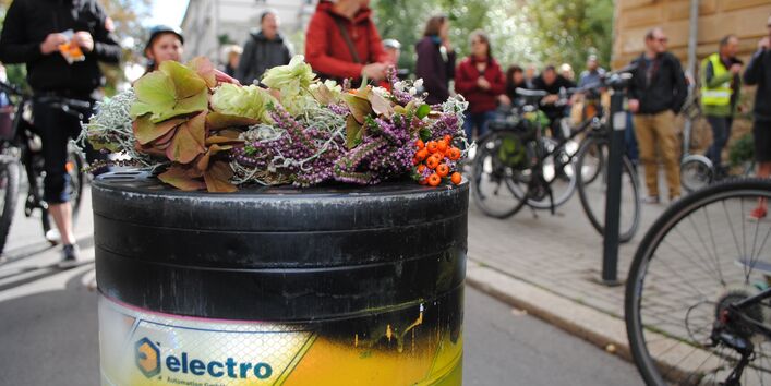 Poller bei der Rollparade mit Blumen geschmückt