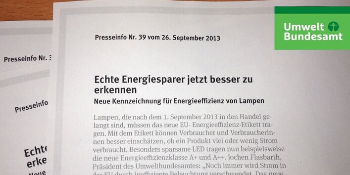 Drei Presseinformationen des Umweltbundesamtes liegen ausgedruckt auf einem Tisch