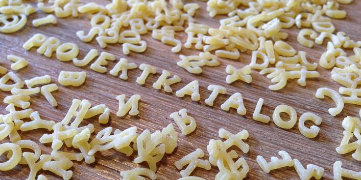 Aus Buchstabennudeln gelegtes Wort "Projektkatalog"