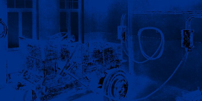 Eine elektrische Zugmaschine wird aufgeladen, ihre Energie stammt aus der Müllverbrennung