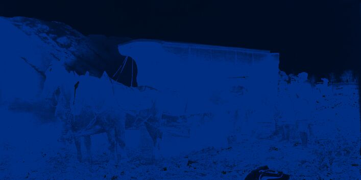 Entleerung des Pferde-Müllwagens durch Seitenklappen