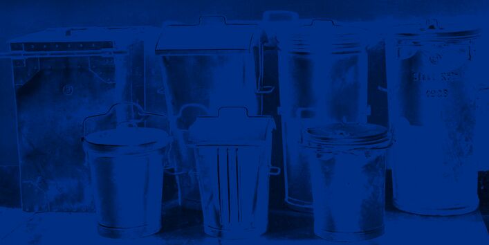 Verschiedene Metallmülleimer