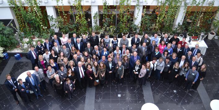 Gruppenbild der Teilnehmer, von oben auufgenommen