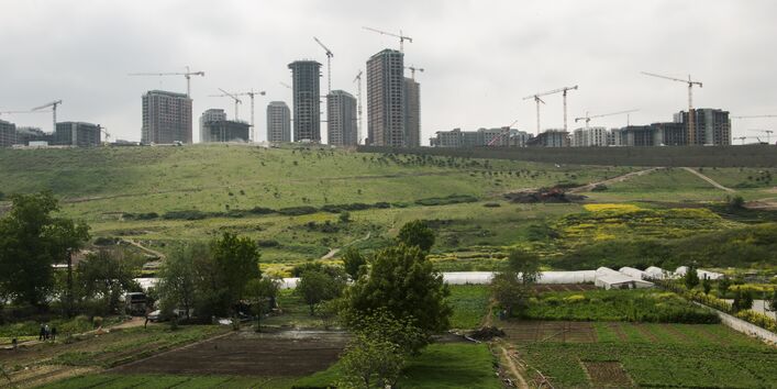 Hochäuser auf der grünen Wiese
