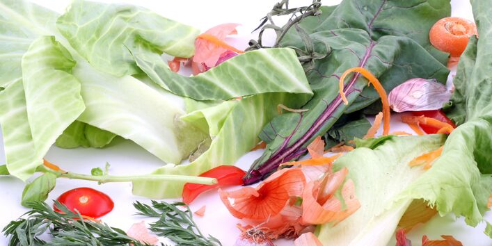 Blätter vom Salat, Tomatenreste, Möhrenschalen