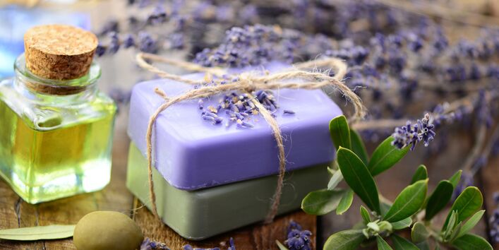 Duftölfläschchen und Seife