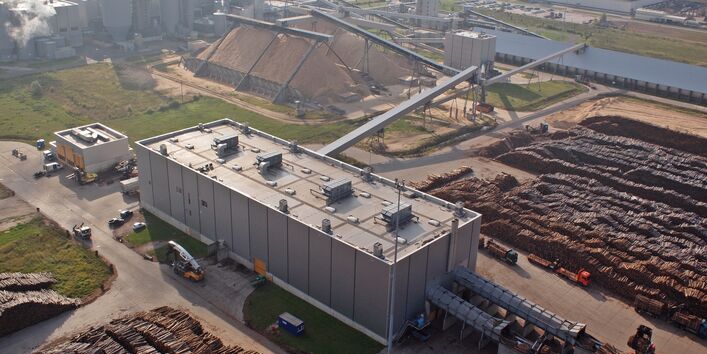 Holzplatz im Zellstoffwerk Stendal von oben gesehen