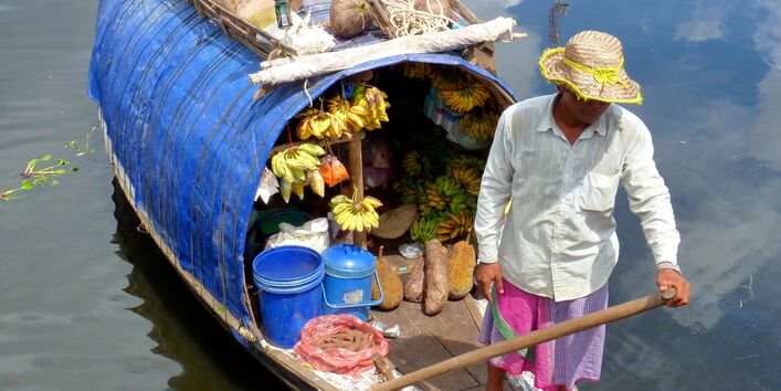 Lebensmitteltransport im Entwicklungsland mit einem Boot