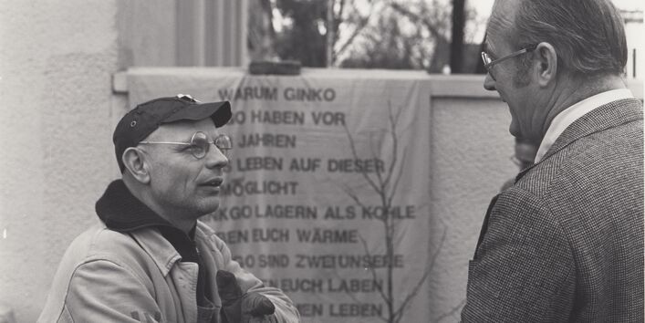 Heinrich von Lersner pflanzt ein Bäumchen: Der UBA-Präsident übernahm die Baumpatenschaft für zwei Gingkos auf dem UBA- Gelände am Bismarckplatz. Die bis heute existierende Baumpaten-Aktion hat der Berliner Künstler Ben Wagin ins Leben gerufen.