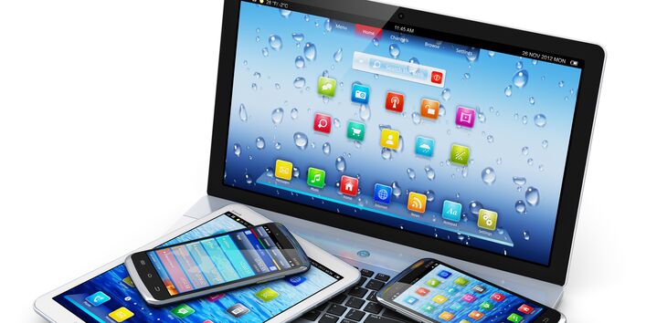 Notebook, Tablet und Handys liegen übereinander