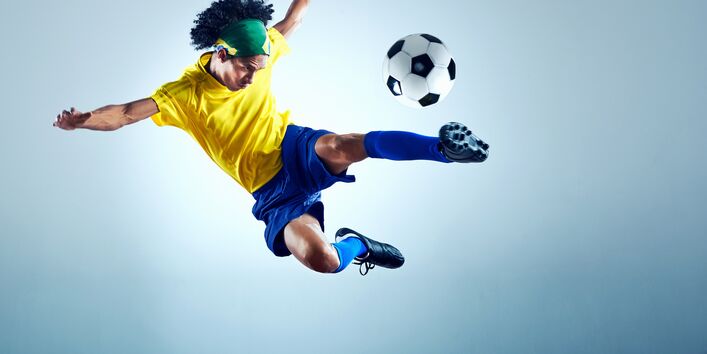 Fußballspieler mit Ball