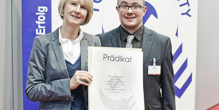 Frau Voigt nimmt den Preis für das UBA entgegen