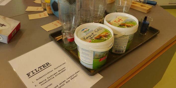 Blick auf einen Tisch der Ausstellung mit verschiedenen Utensilien