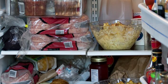 Vollgestopfter Kühlschrank