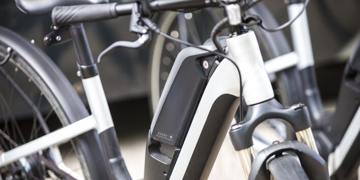 Elektrofahrrad in schwarz-weißer Farbe