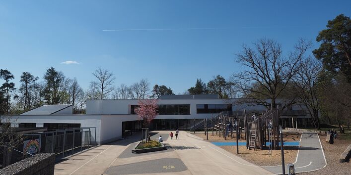 Gebäude der Grundschule sowie Außengelände