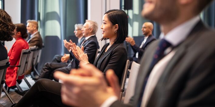 klatschendes Publikum in einem Raum