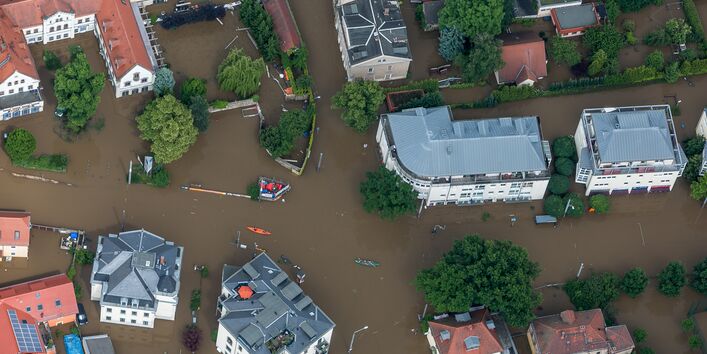 Luftaufnahme eines überfluteten Stadtquartiers.
