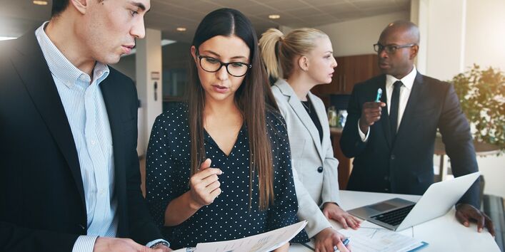 mehrere Personen, die sich beraten