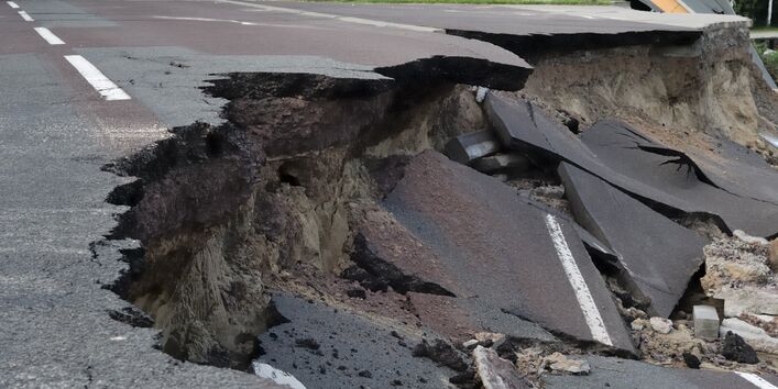 Nahaufnahme einer frischen Rutschung an einer Asphaltstraße.