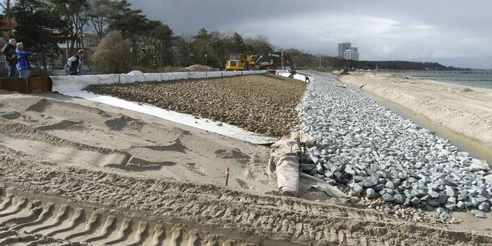 Bauarbeiten an einer Küstenschutzanlage.