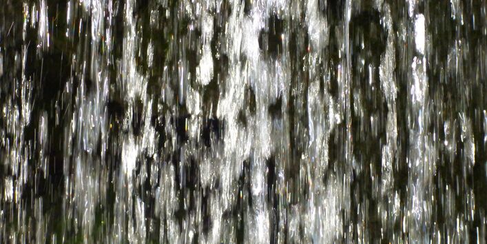 Nahaufnahme in herabstürzendes Wasser.