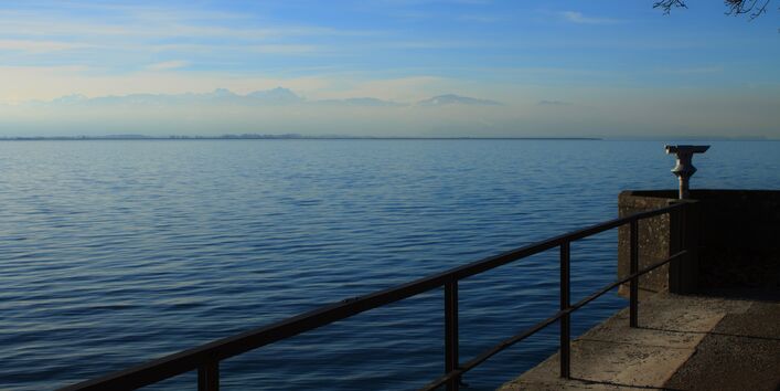 Aussichtsterasse mit Fernglas am Bodensee.