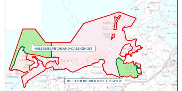 Eine Karte zeigt das Probenahmegebiet, welches die Fläche des Nationalparks Vorpommersche Boddenlandschaft umfasst und sich über eine Landfläche von 118 km² sowie eine Wasserfläche von 687 km² erstreckt. 