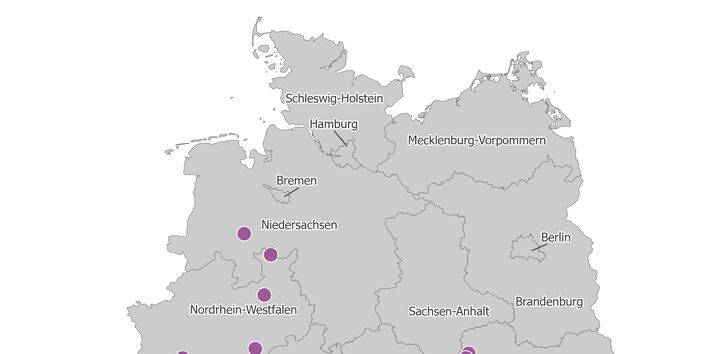 Die Karte zeigt die räumliche Verteilung der PRTR-berichtspflichtigen Eisenmetallgießereien im Jahr 2023. Die meisten dieser Betriebe liegen in dem Bundesland Bayern.