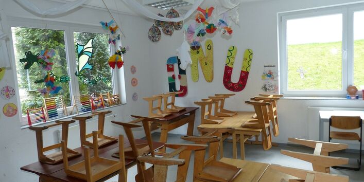 Klassenraum mit hochgestellten Stühlen