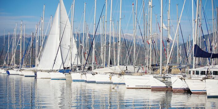 Blick in eine Marina mit mehreren Segelbooten
