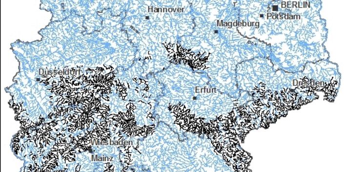 Schematische Karte von Deutschland, die alle Fließgewässer zeigt und in schwarz den Gewässertyp des Jahres 2011 zeigt