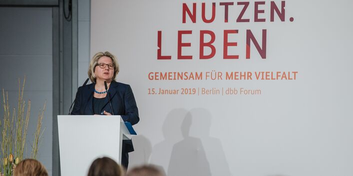 Bundesumweltministerin Svenja Schulze auf dem Podium