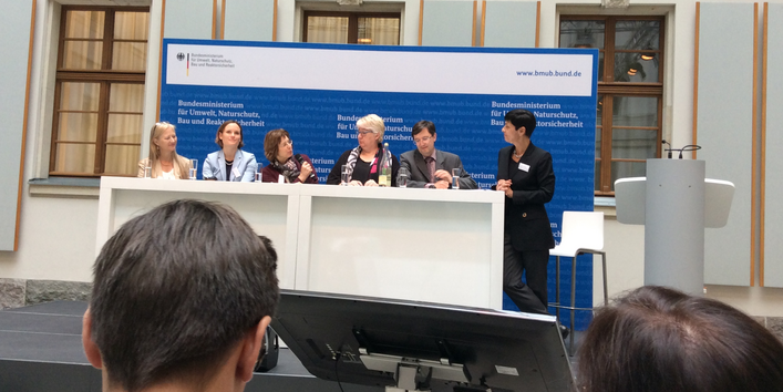 Teilnehmer des Workshops auf dem Podium