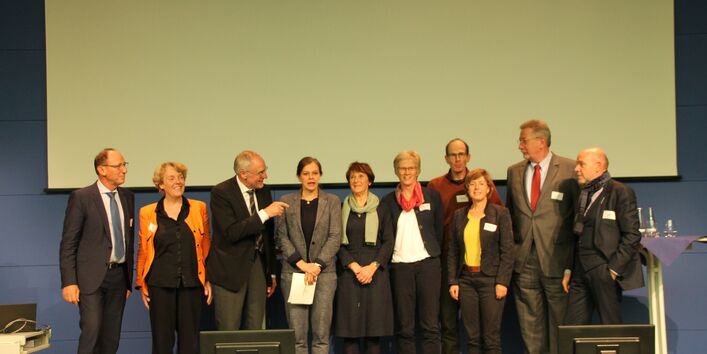 Ein Gruppenfoto in einem Konferenzraum