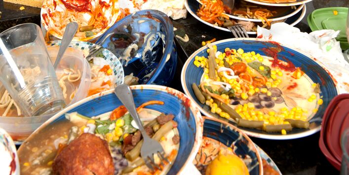 Lebensmittelreste auf Tellern