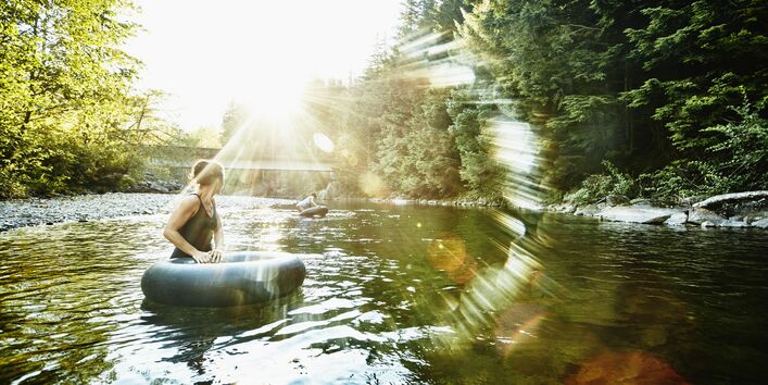 Eine Frau badet in einem Fluss