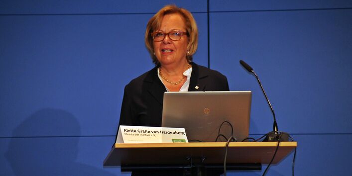 Eine Frau steht am Rednerpult.