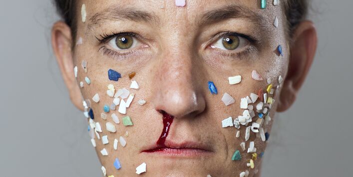 Ein Frauengesicht mit Plastikstücken