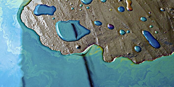 Blaue, flüssige Chemikalien auf dem Boden