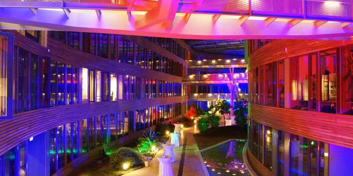 Das Atrium des UBA-Hauptgebäudes in Dessau ist in ein buntes Licht gehüllt. Anlass ist das 40 Jahre UBA-Fest.