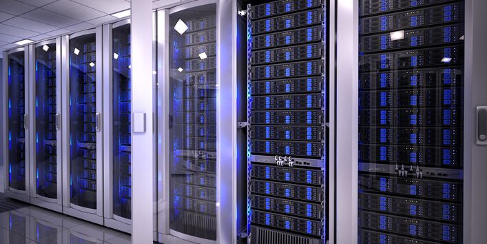 Mehrere Server sind zu sehen, die sich in Schränken gestapelt befinden.