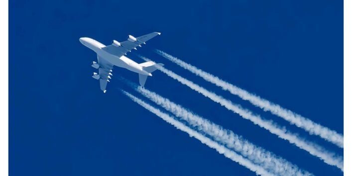 Flugzeug am blauen Himmel
