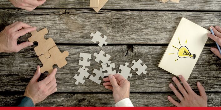 Titelbild, Holzbausteine und Puzzelteile auf einem Tisch